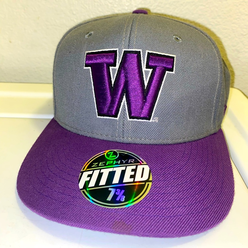 UW Huskies flat bill w/ original sticker LIKE NEW!